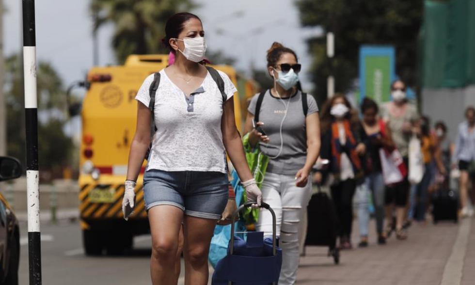 Eso sí, la distancia de un metro se respeta a las afueras de los supermercados este martes 07 de abril. | Foto: GEC
