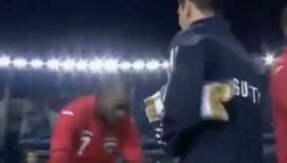 Jugador de Trinidad y Tobago le hace reverencia a Lionel Messi[VIDEO]