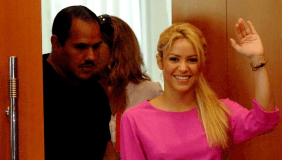 Está en todas: Por ver a Piqué, Shakira retrasó concierto 
