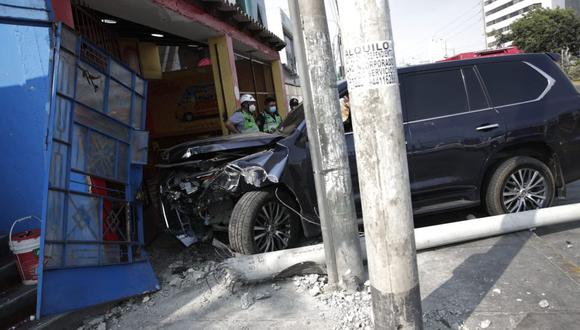 El impacto de la camioneta contra el frontis de la sanguchería también afectó la puerta de una cevichería. (Fotos: Renzo Salazar / @photo.gec)