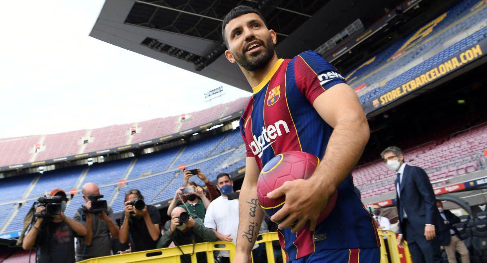 Sergio Agüero posó para sesión fotográfica tras fichaje por Barcelona. (Foto: AFP)