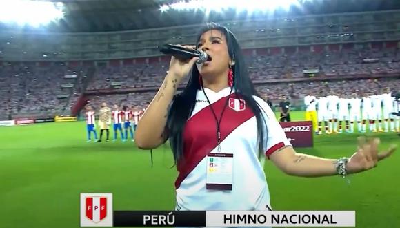Daniela Darcourt emocionó a los hinchas al entonar el Hinmo Nacional ante 50 mil corazones que llegaron a alentar a Perú. (Foto: Captura Latina)