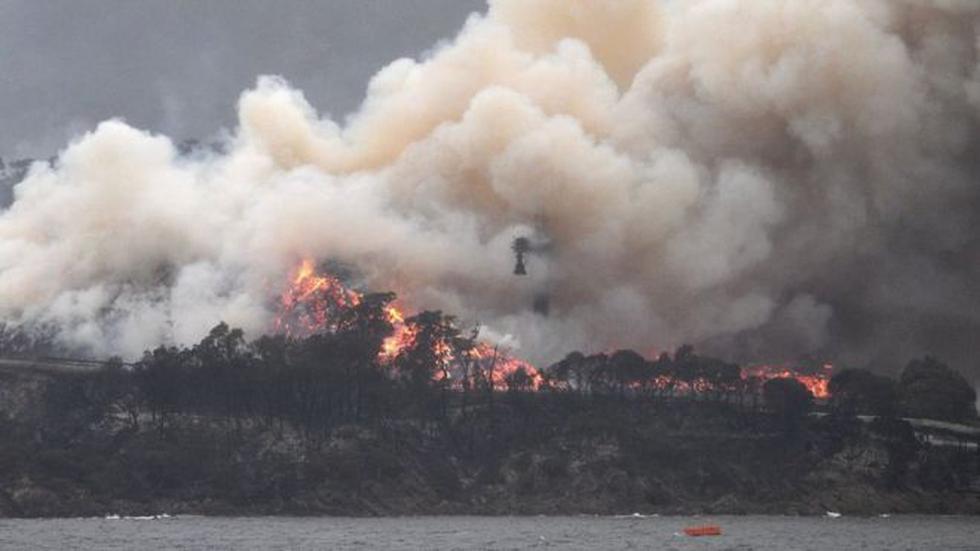 Las autoridades australianas advirtieron que los devastadores incendios pueden continuar ardiendo por meses. Foto: GETTY IMAGES, vía BBC Mundo