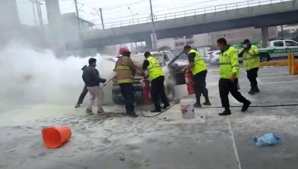 Vehículo se incendió en grifo y ello generó pánico en los conductores y trabajadores del establecimiento. (Foto: Municipalidad de Surco)