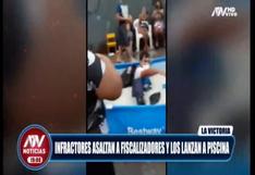 Sujetos cargan y lanzan a piscina a fiscalizadores de Lima que los intervenían por colocarla en la calle