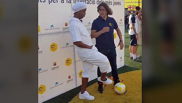 Ronaldinho sorprendió a Carles Puyol y le hizo una huacha  [VIDEO]