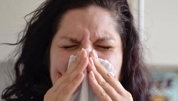 ¿Estornudos? Conoce cuánto días te veras afectado por cada síntoma de la variante (Foto: Getty Images).