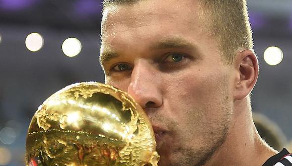 Carlos Zambrano y Lukas Podolski fueron rivales en el fútbol alemán. (Foto: AFP)