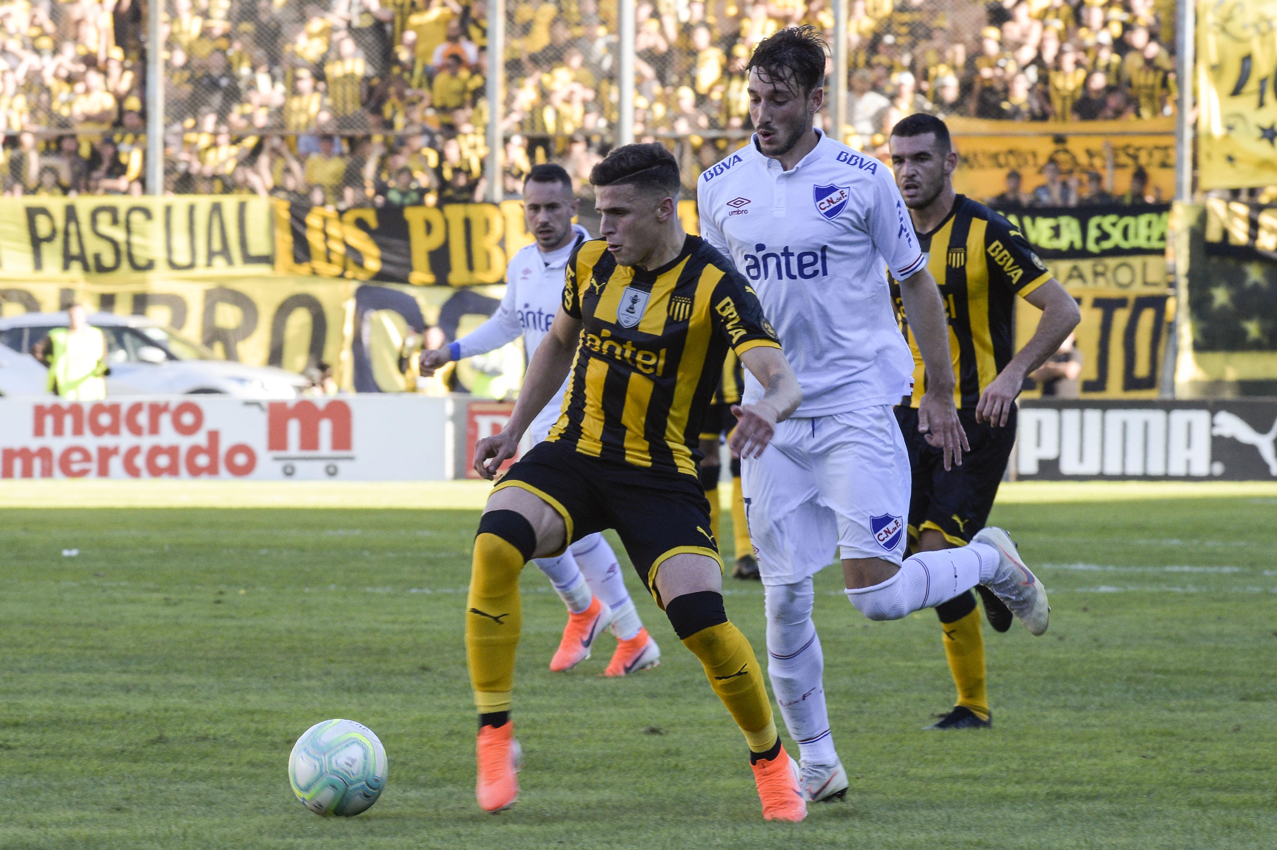 Peñarol y Nacional, una rivalidad de siempre en UIruguay que puede tener cuatro enfrentamientos en 11 días. (Foto: Miguel Rojo / AFP)