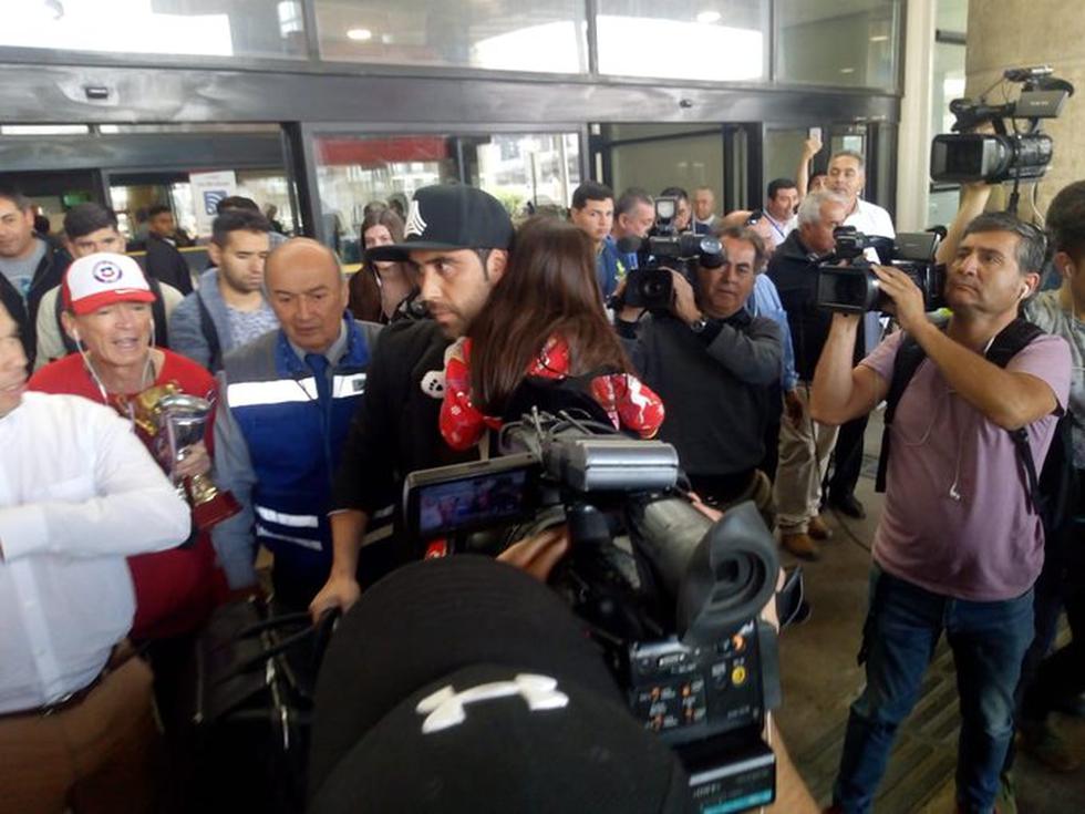 El portero de La Roja vivió un incómodo momento: su hija estalló en llanto al ver tantos medios de prensa. (Foto: Twitter Radio ADN)