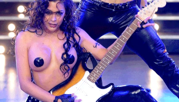 Heavy metal: Larissa Riquelme electrizó al respetable y dejó ver sus...