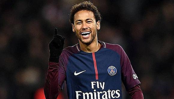 Neymar poca con 'mica' de equipo del cual es hincha y foto se hace viral