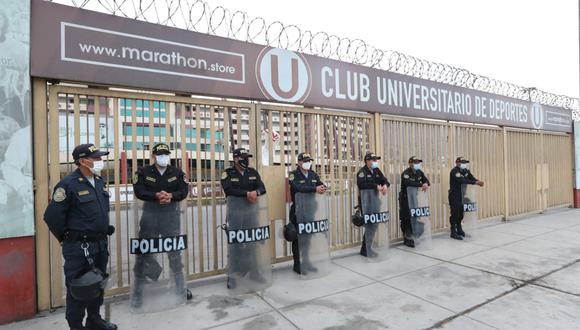 Agentes policiales refuerzan seguridad en a los exteriores de los estadios de Universitario de Deportes y Sporting Cristal. (Foto: Lino Chipana Obregón / GEC)