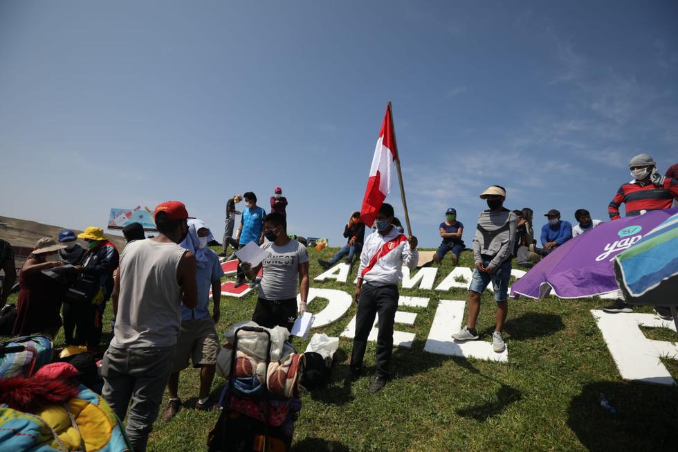 Cusco: decena de pobladores caminan por la Panamericana Sur para llegar a la Ciudad Imperial. Foto: Britanie Arroyo / GEC