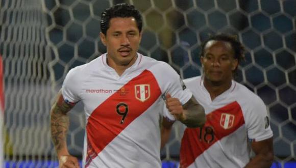Gianluca Lapadula sumó su primer gol con la Selección Peruana ante Ecuador. (Foto: AFP)