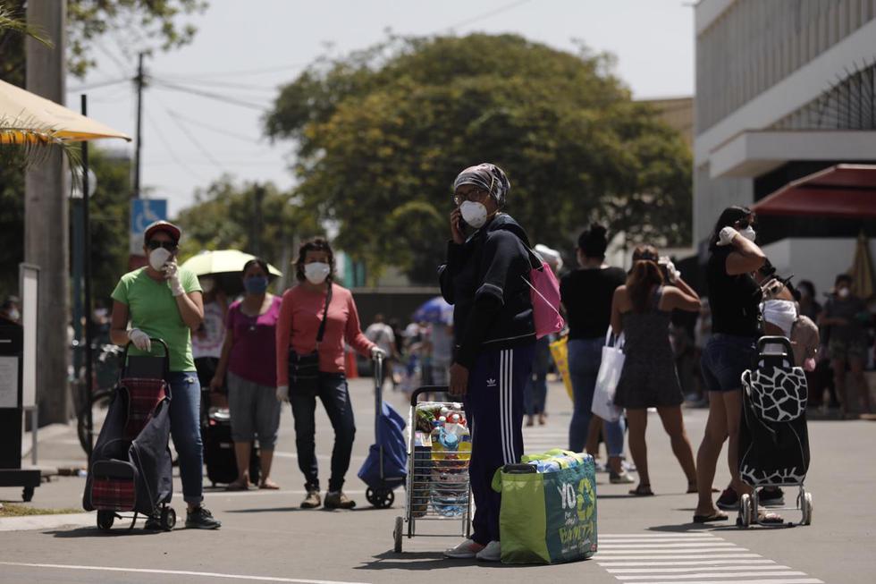 Así lucieron las largas colas en Wong en el día que solo salen mujeres. Foto: Leandro Britto / GEC