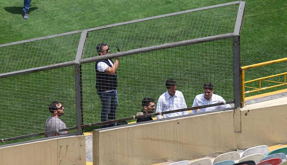 Las tribunas fueron revisadas desde debajo de la cancha. (Foto: Fernando Sangama)