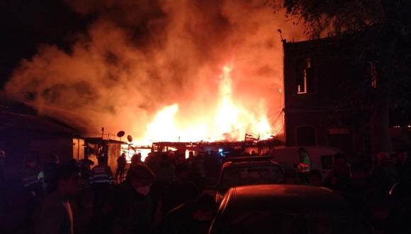 El incendio en una quinta del jirón Callao se desató después de las 8:30 p.m. del miércoles. (Foto: Barrio de Monserrate/Facebook)