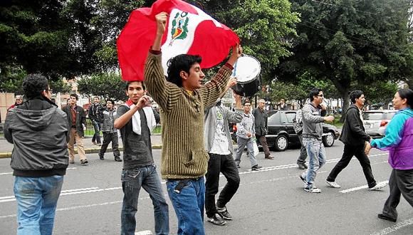¡Lo justo! Hinchas se volcaron a las calles tras victoria peruana 