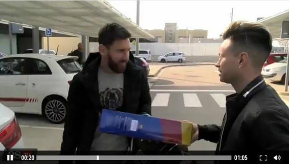 Barcelona: Lionel Messi recibe regalo de un fan para su hijo (VIDEO)
