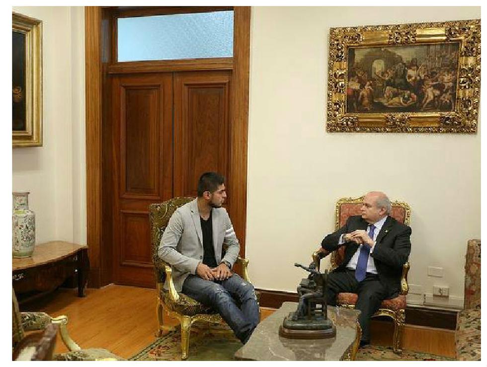 Carlos Zambrano causa polémica por supuesto homenaje del Primer Ministro