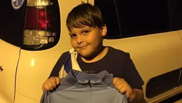 Edinson Cavani le entregó su camiseta al pequeño José Augusto. (Foto: UOL Esporte)