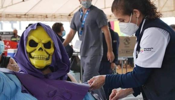 Sujeto disfrazado de “Skeletor” acudió a ponerse la vacuna contra el covid-19 en Michoacán.