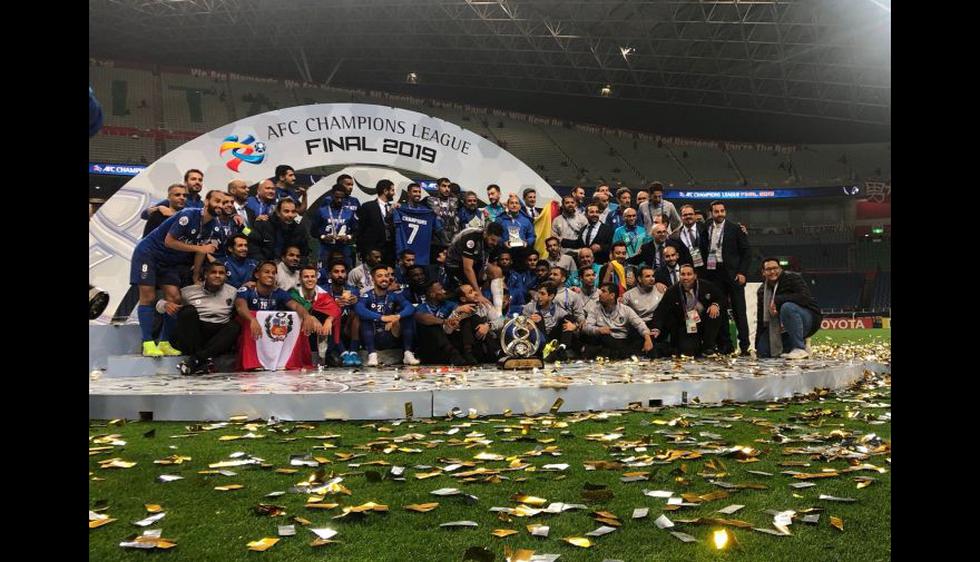 El festejo de André Carrillo con la bandera peruana tras el título de Al Hilal en la Champions League de Asia. (FotO: @TheAFCCL)
