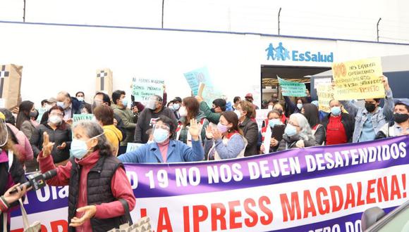 Grupo de asegurados protestó esta mañana contra cierre de establecimiento de salud. (Foto: Municipalidad de Magdalena)