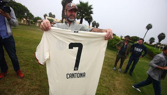 Eric Cantona posó con la camiseta de Universitario de Deportes