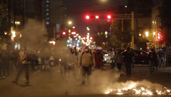 Los manifestantes prendieron fuego en la pista en dos puntos de la ciudad, según la Policía. (Foto: Renzo Salazar / @photo.gec)