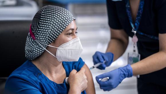 Se estima que a finales del mes de enero se llevará acabo la vacunación masiva para combatir el coronavirus. Foto: AFP