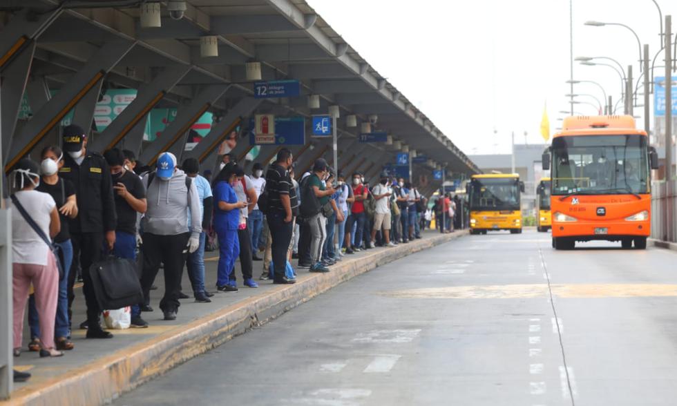 Personas realizan colas para tomar el transporte público | Foto: GEC