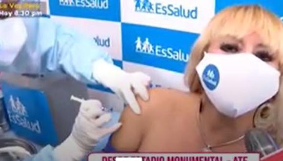 Susy Díaz emocionada tras recibir primera dosis de vacuna contra el COVID-19. (Foto: Captura de video).