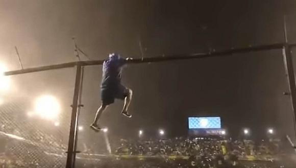 Muestran imagen de hincha de Boca Juniors cayendo desde lo alto del alambrado