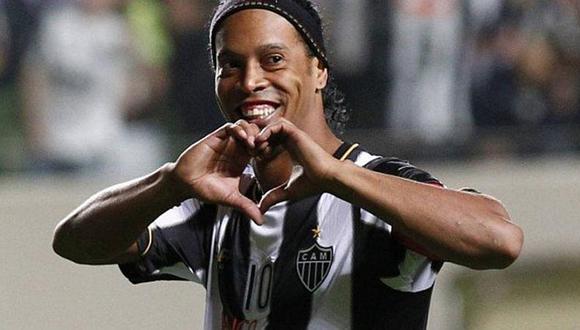 Ronaldinho pasea por las calles del Callao y emociona a hinchas [VIDEO]