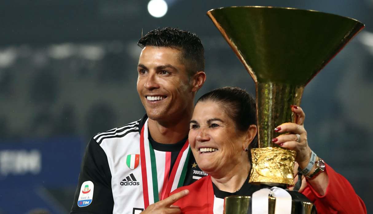La madre de Cristiano Ronaldo recibió el alta médica y ya está con su familia en casa. (Foto: AFP)