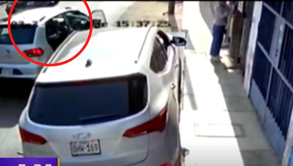 Cámaras de seguridad registraron el momento en que un hombre evita con su camioneta que asalten a una mujer. Foto: Latina
