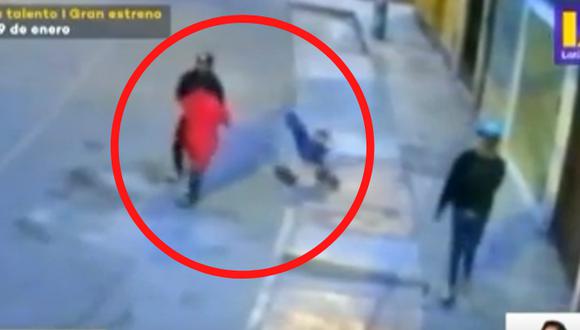 Cámaras de seguridad registraron el preciso momento en que dos hombres asaltan a una madre de familia. Foto: Latina
