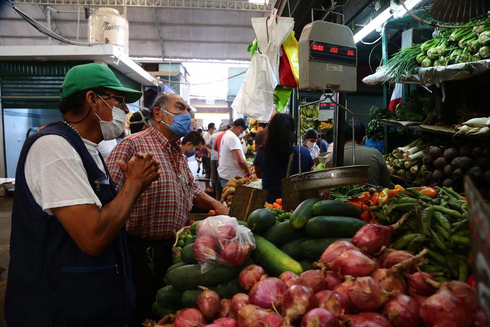 Así es la salida de hombres a los mercados de Lima tras medida de Martín Vizcarra. Foto: Hugo Curotto / GEC
