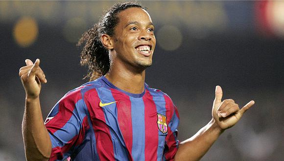 Ronaldinho y un enorme gesto por amor al fútbol [FOTO]