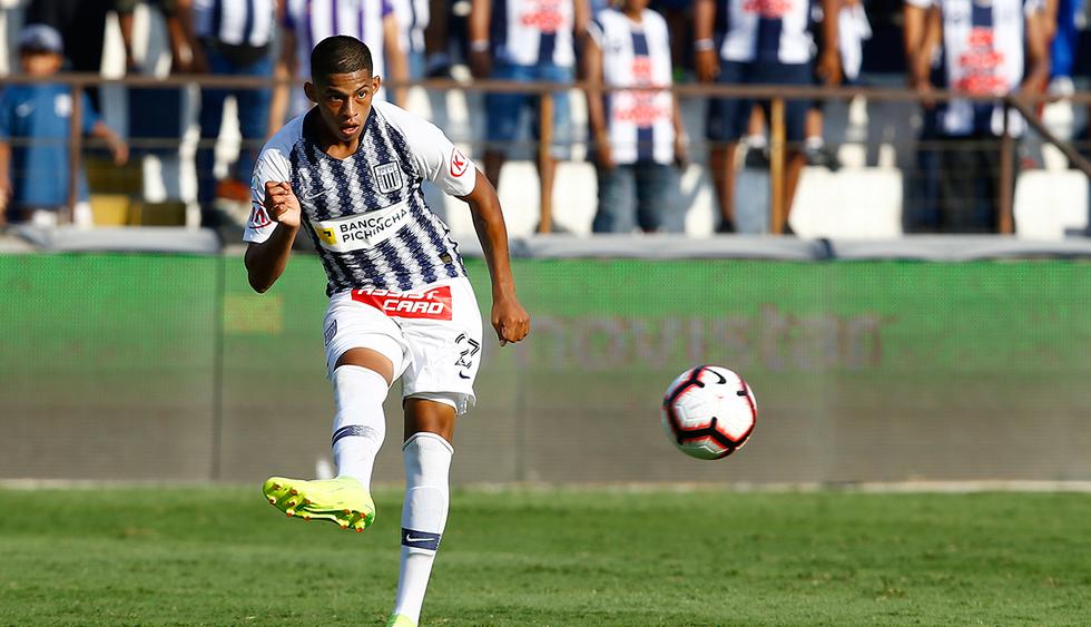Y la camiseta de este año tuvo mangas blancas y un estilo peculiar en las franjas que se armaron a partir de la unión de muchos rombos. (Foto: Archivo GEC)
