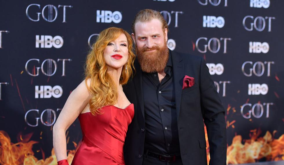 El actor noruego Kristofer Hivju y su esposa Gry Molvr Hivju llegan para el octavo y último estreno de "Juego de Tronos. La pareja ha contado tener coronavirus.
