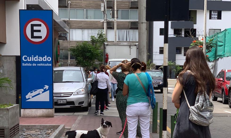Mujeres hacen largas colas en Wong de Miraflores en medio de la cuarentena. Foto: Twitter