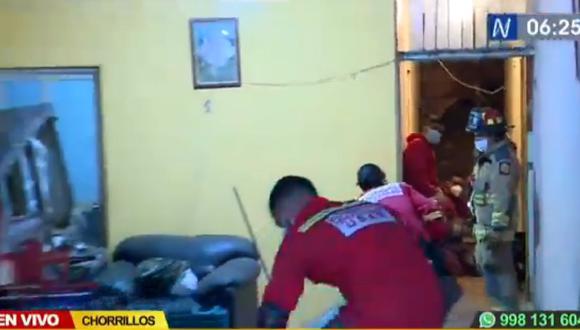 Esta madrugada, dos personas atrapadas en vivienda tras deslizamiento de cerro en Chorrillos. (Captura: Canal N)