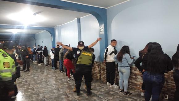 Autoridades intervinieron a 63 hombres y 44 mujeres que participaban en la fiesta COVID en Villa El Salvador. (Foto: PNP)