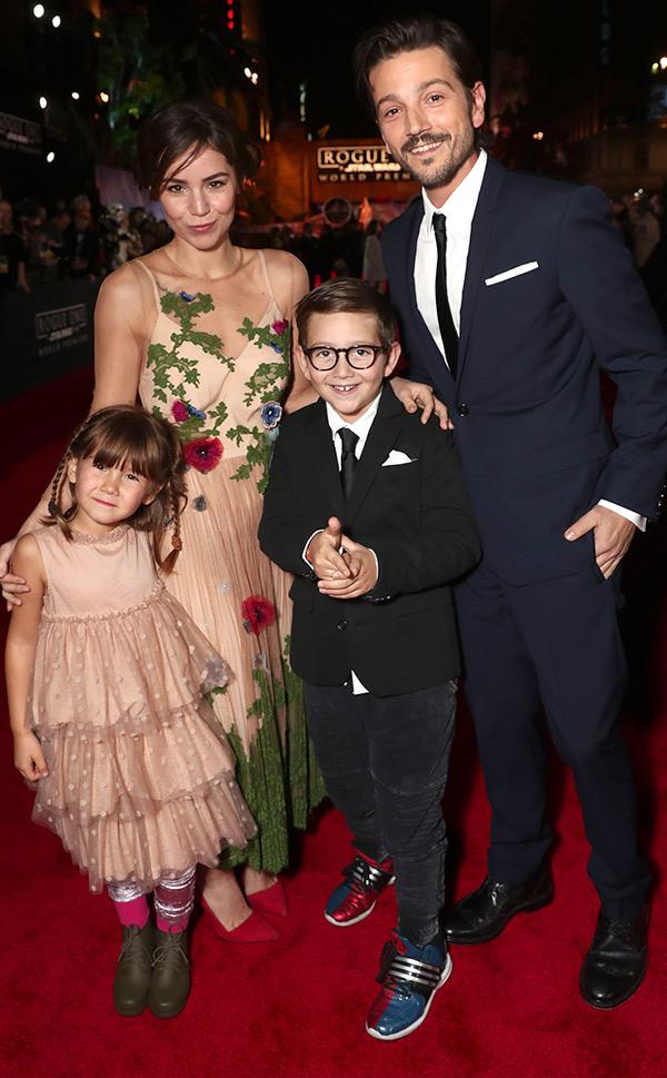 Camila Sodi junto a Diego Luna y sus dos hijos. (Foto: Hola México)