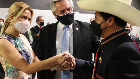 Pedro Castillo apareció en fotografía junto con el presidente Alberto Fernández y su primera dama, pero fue confundido con un mariachi por periodista argentino.