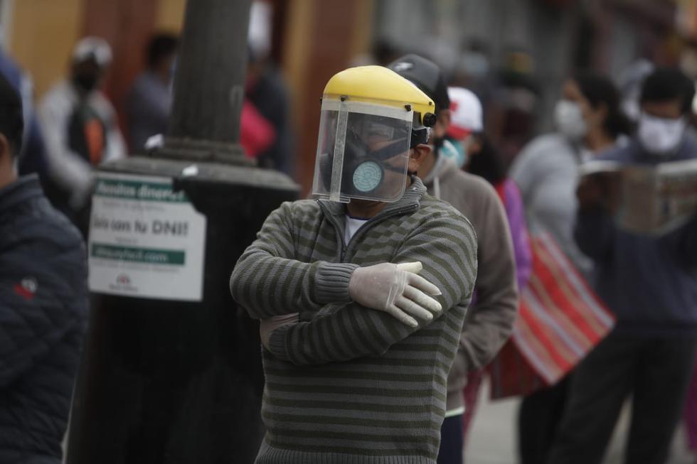 Así lucen las colas en los bancos para cobrar el Bono Familiar Universal: Foto: César Campos / GEC