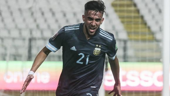 La selección argentina se llevó los 3 puntos tras su visita a Lima y sigue en lo más alto de la tabla por detrás de Brasil, que es líder con puntaje perfecto. | Foto: AFP